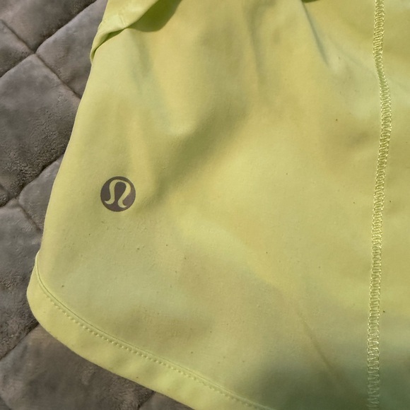 Lululemon speed up shorts size 6 - Picture 3 of 4